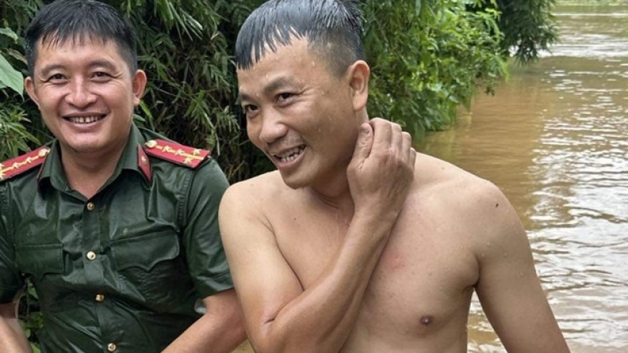 Công an Mường La (Sơn La) cứu 5 người dân mắc kẹt do mưa lũ